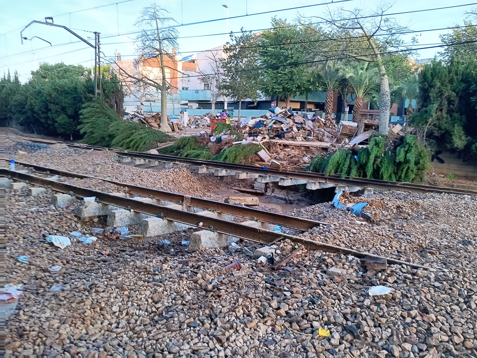 HOY recorre las calles de Paiporta: del fango a los cementerios de coches