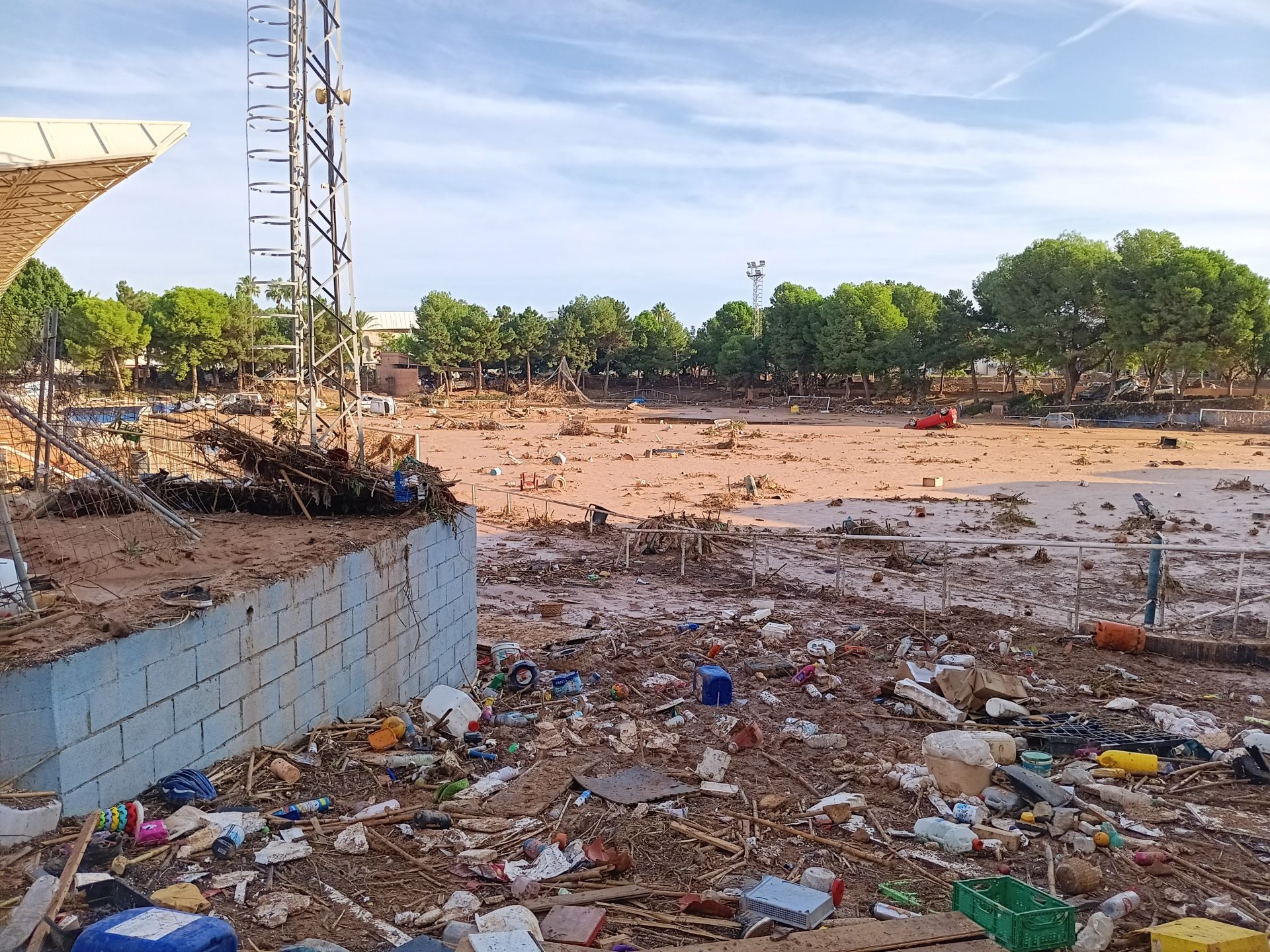 HOY recorre las calles de Paiporta: del fango a los cementerios de coches