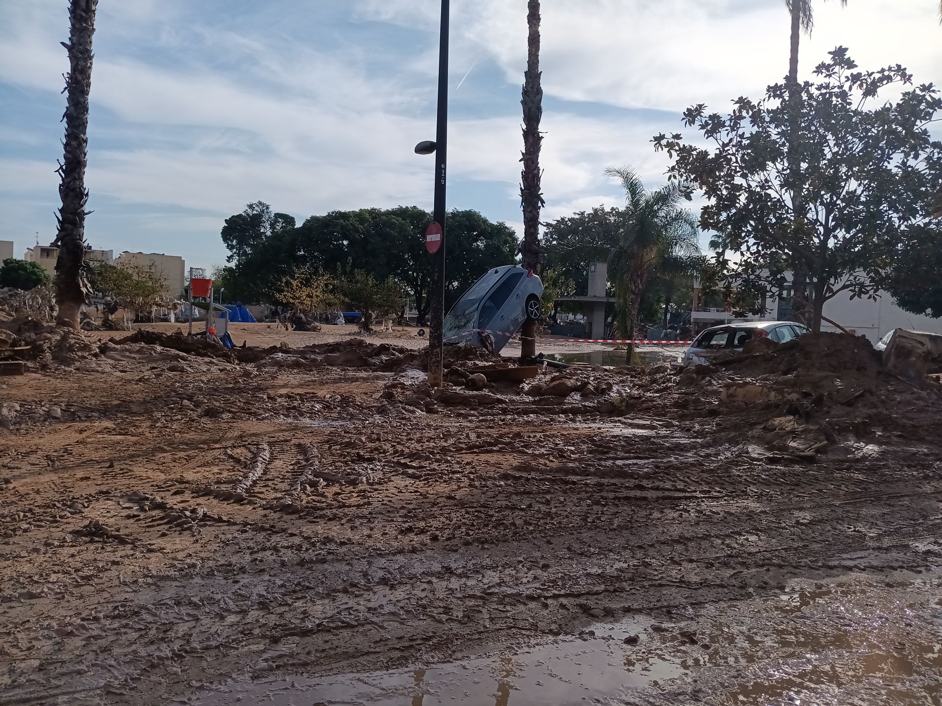 HOY recorre las calles de Paiporta: del fango a los cementerios de coches