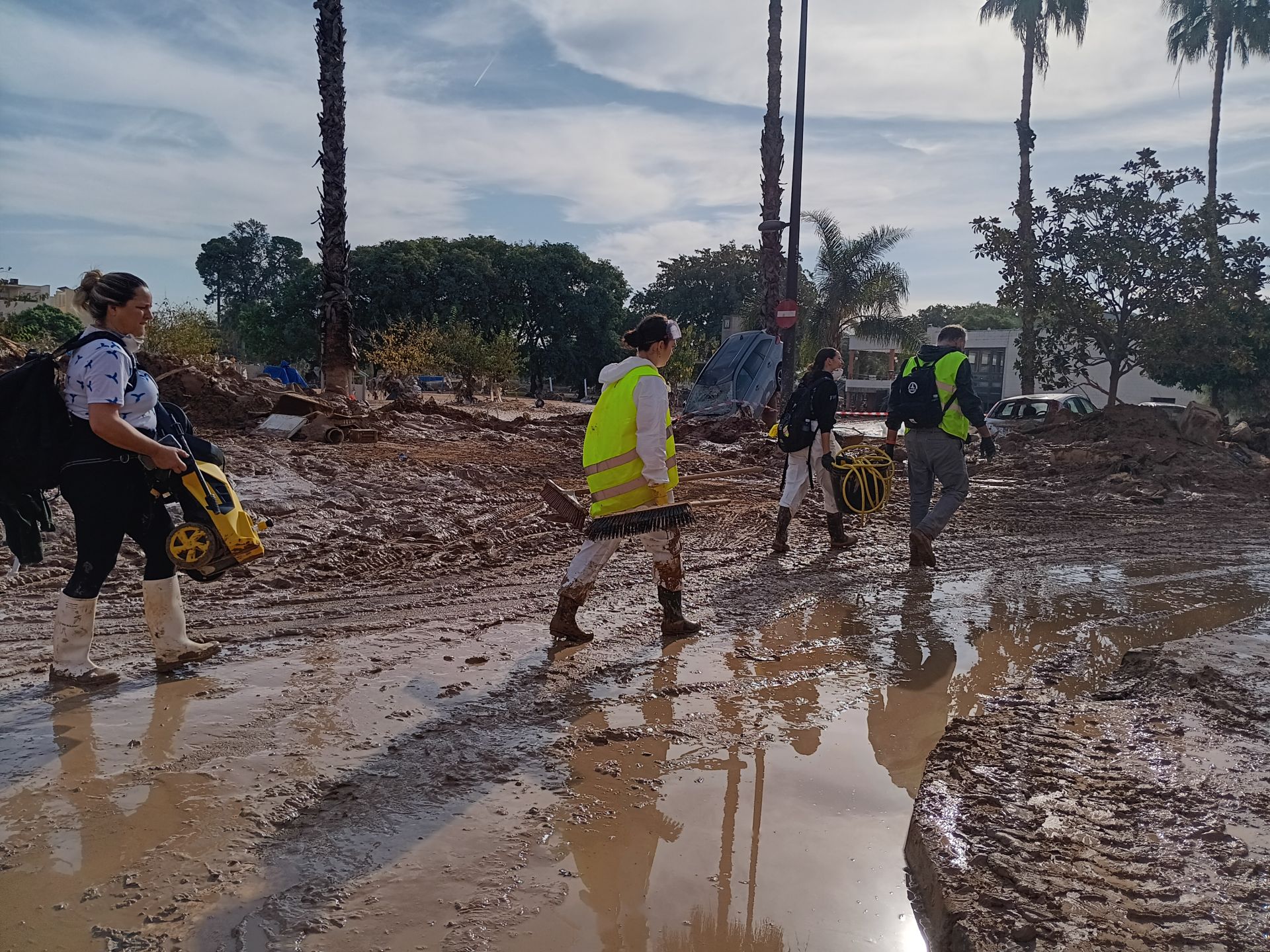 HOY recorre las calles de Paiporta: del fango a los cementerios de coches