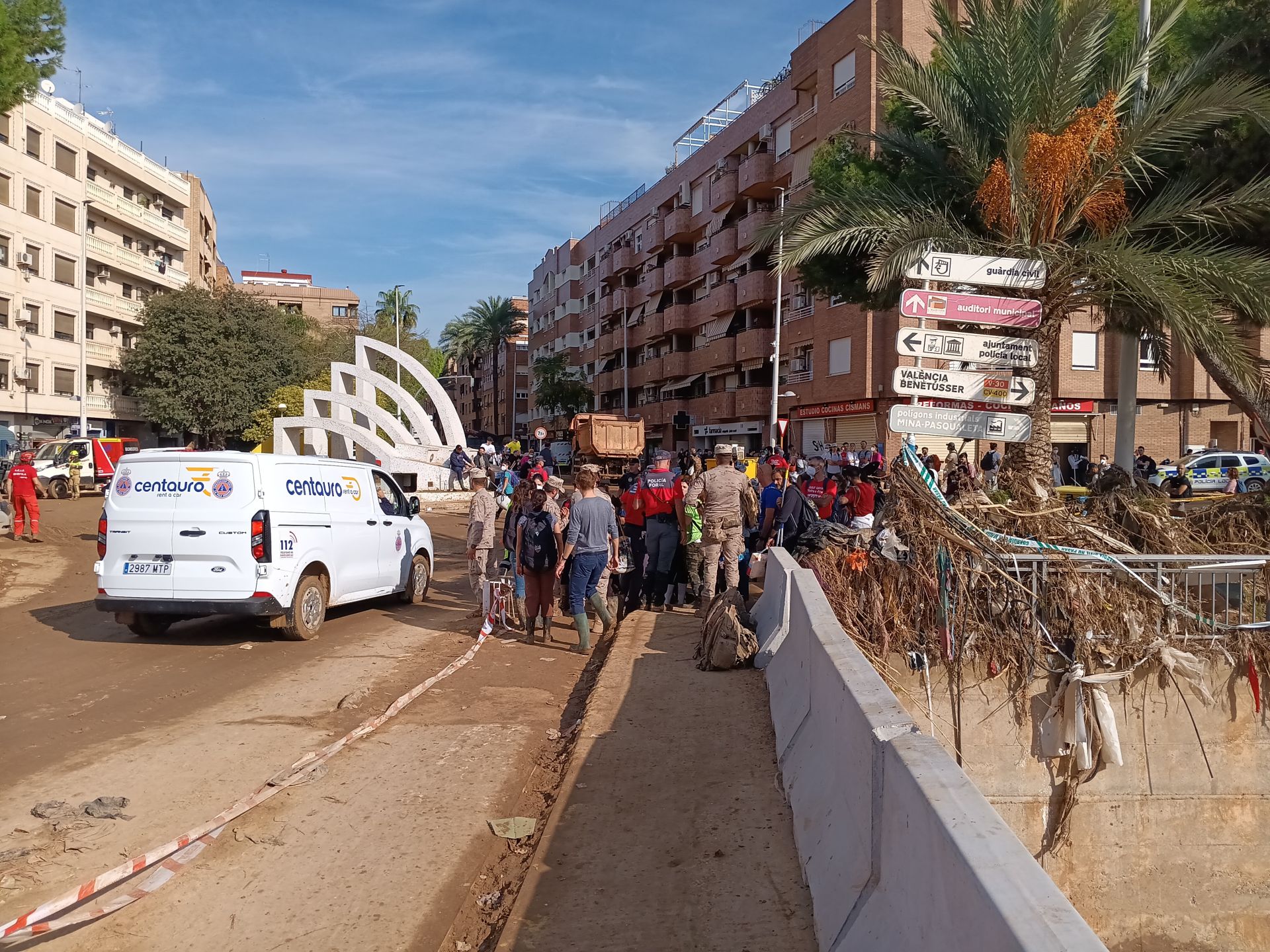 HOY recorre las calles de Paiporta: del fango a los cementerios de coches