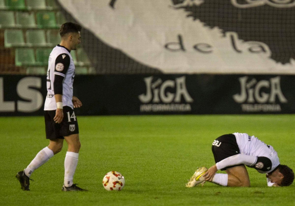 Liberto espera a que se levante Álvaro Juan del césped del Romano.