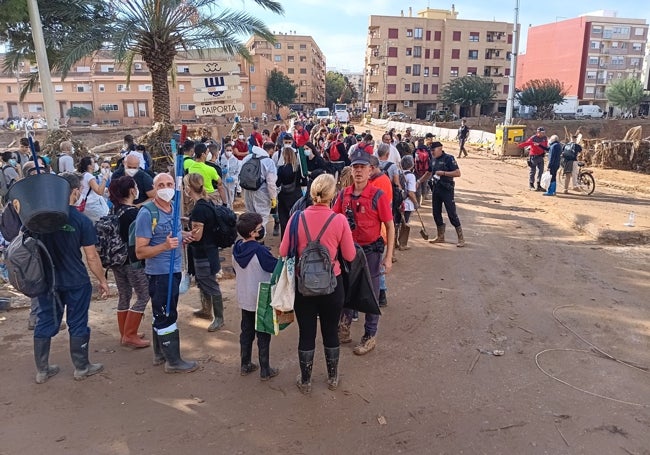 Cola de voluntarios a los que no dejaban pasar ayer al centro de Paiporta.