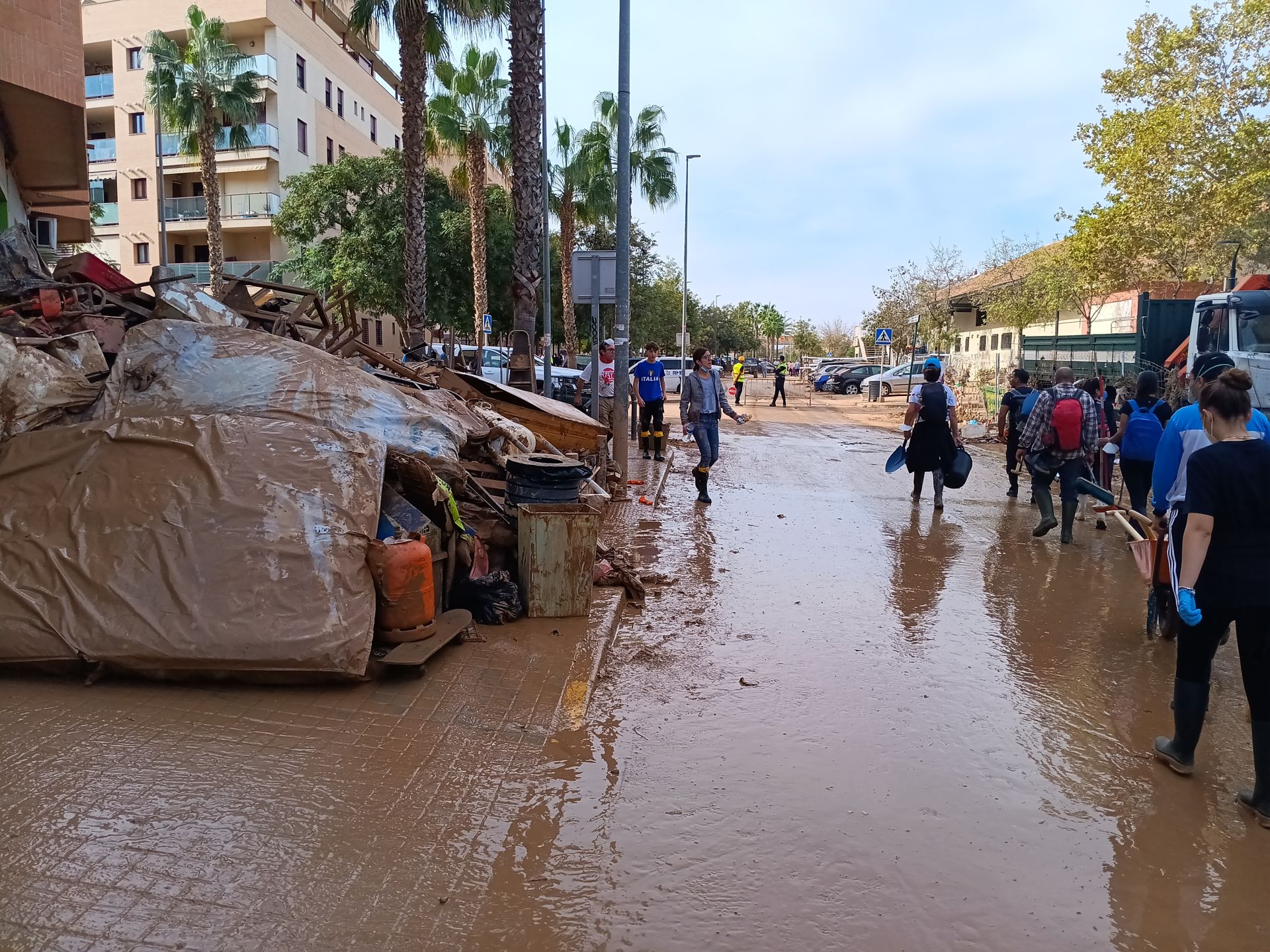 Fotos: Los héroes extremeños que han sacado más de cien coches de un aparcamiento inundado