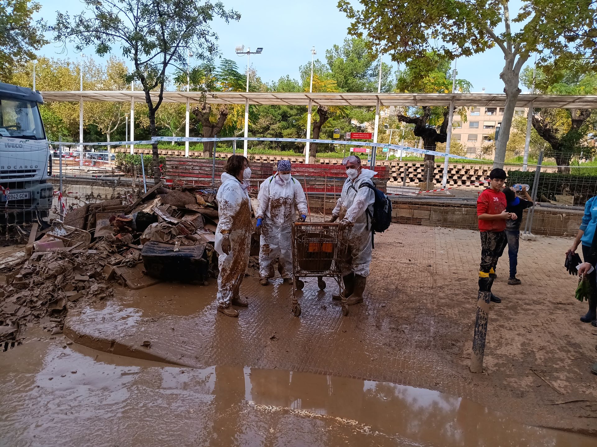 Fotos: Los héroes extremeños que han sacado más de cien coches de un aparcamiento inundado