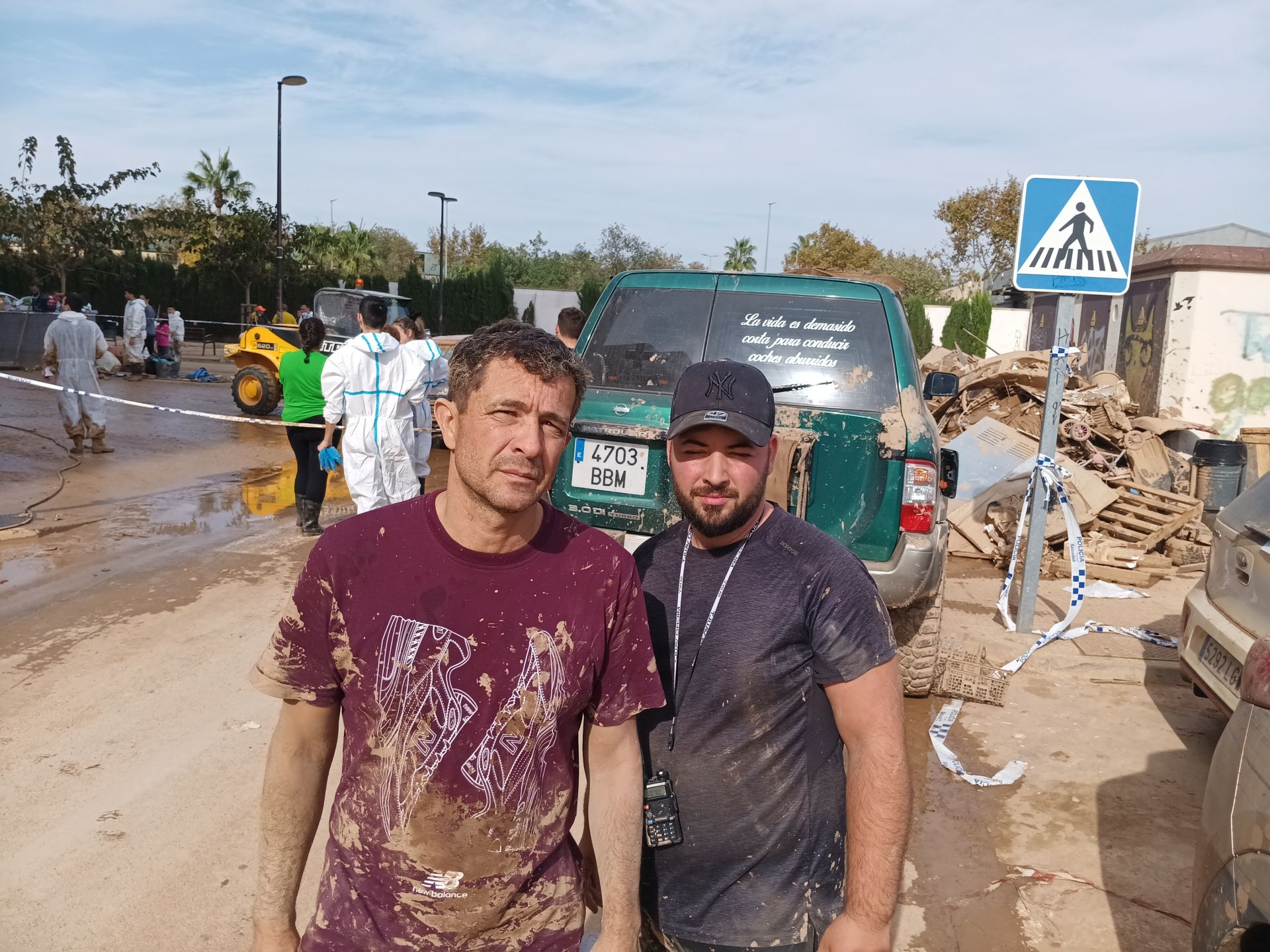 Fotos: Los héroes extremeños que han sacado más de cien coches de un aparcamiento inundado