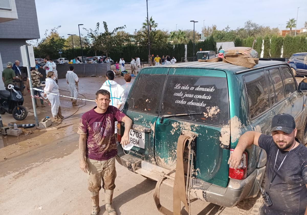 Fotos: Los héroes extremeños que han sacado más de cien coches de un aparcamiento inundado