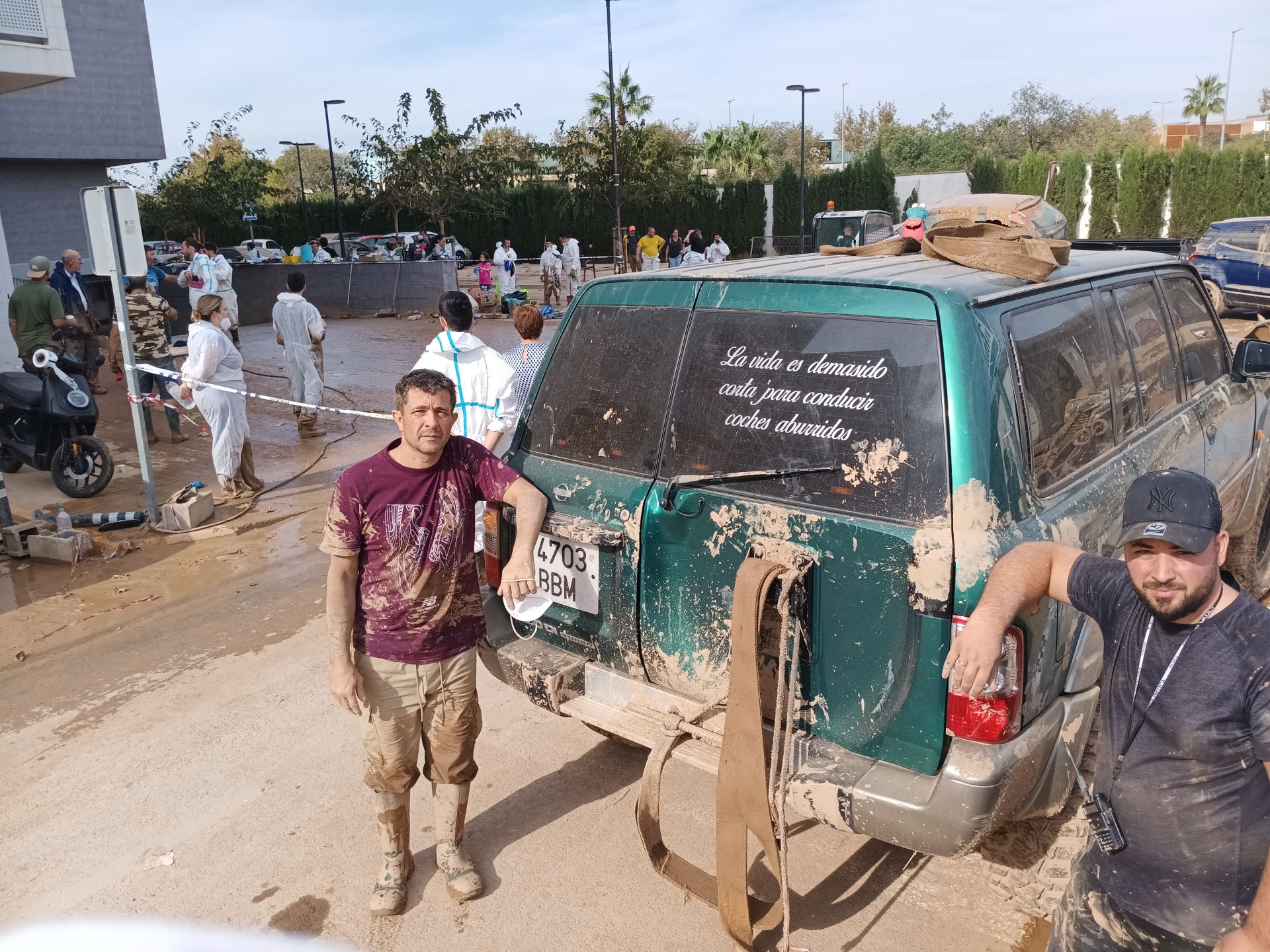 Fotos: Los héroes extremeños que han sacado más de cien coches de un aparcamiento inundado