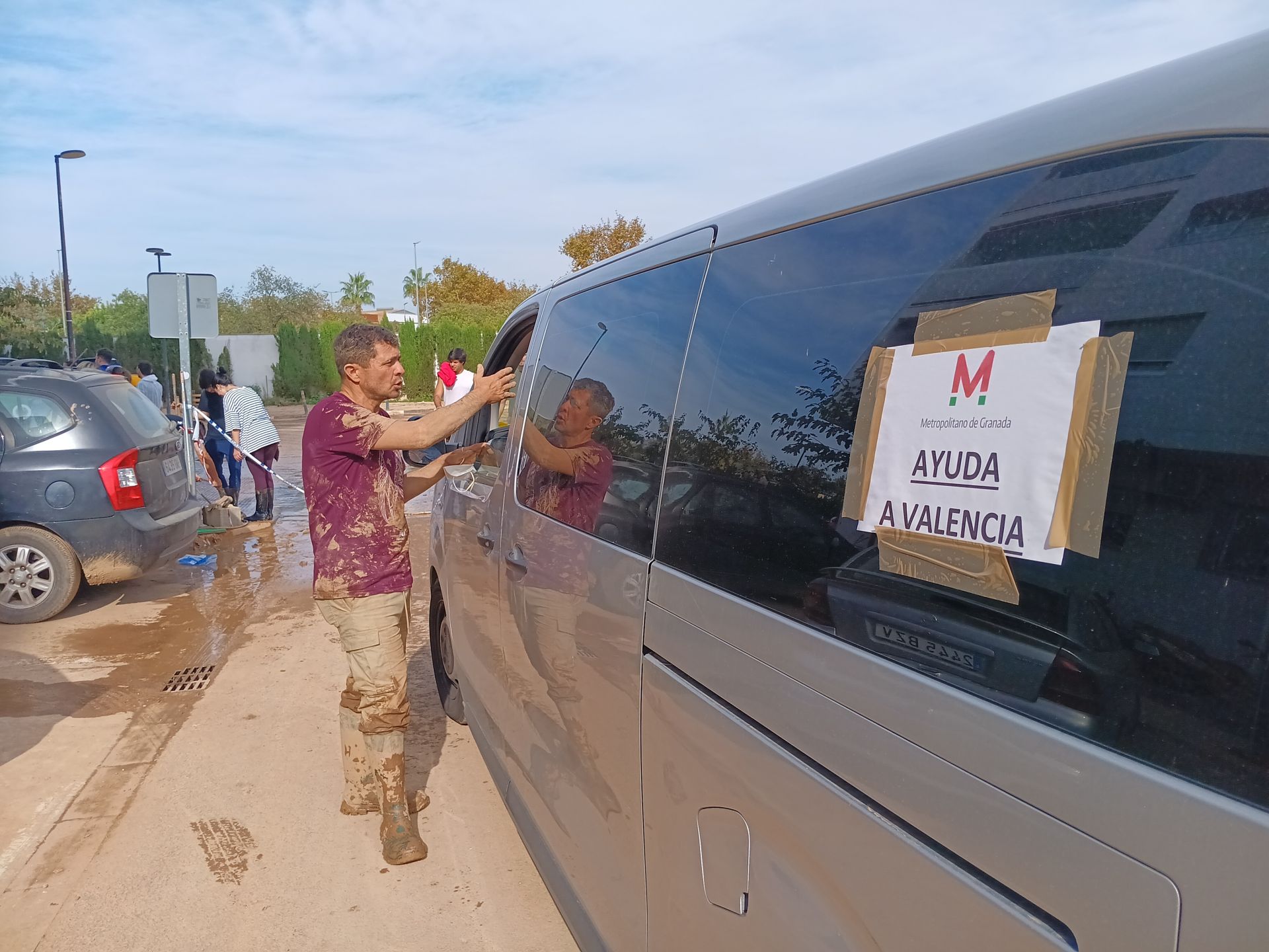 Fotos: Los héroes extremeños que han sacado más de cien coches de un aparcamiento inundado