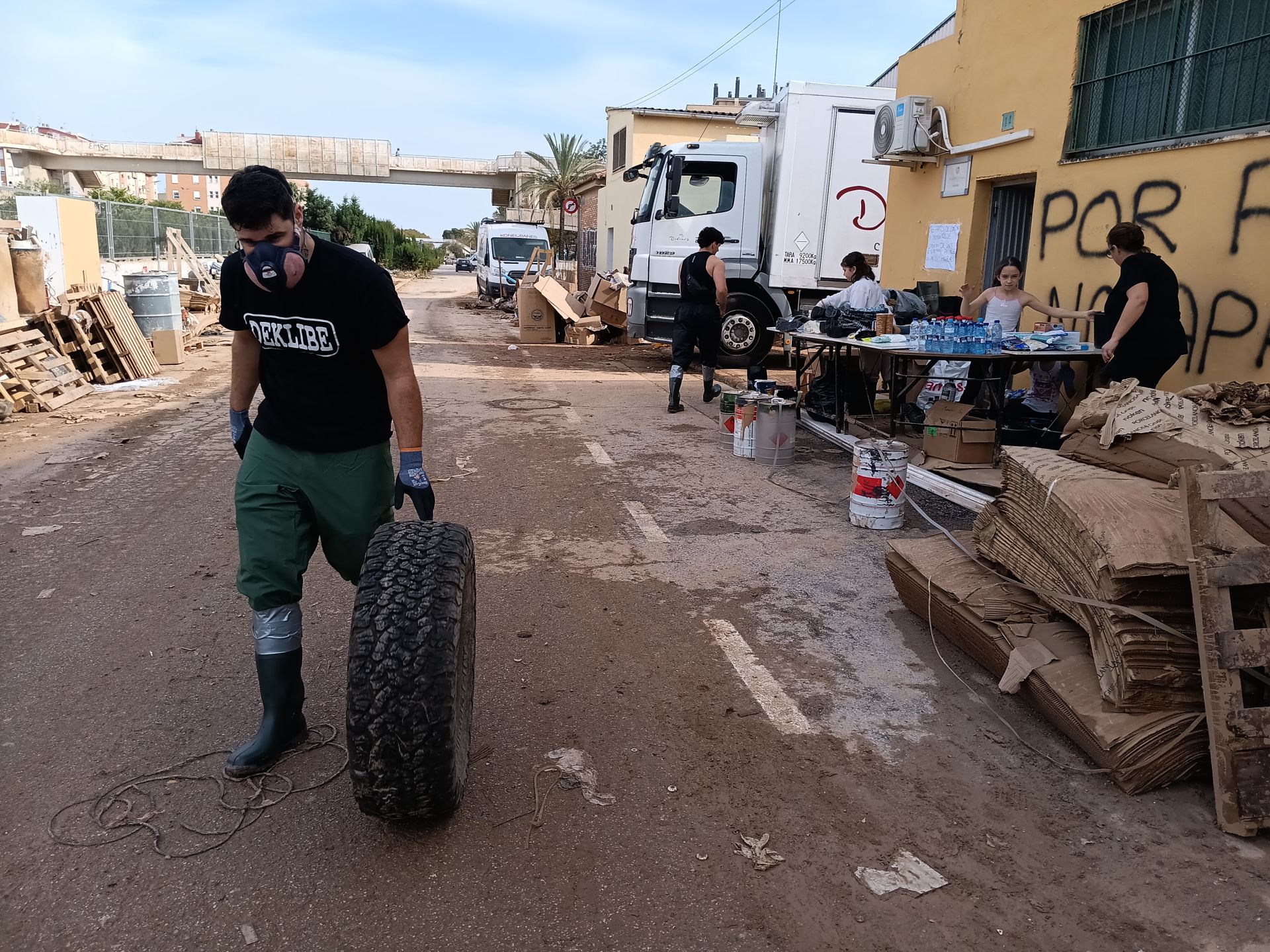 Fotos: Los héroes extremeños que han sacado más de cien coches de un aparcamiento inundado