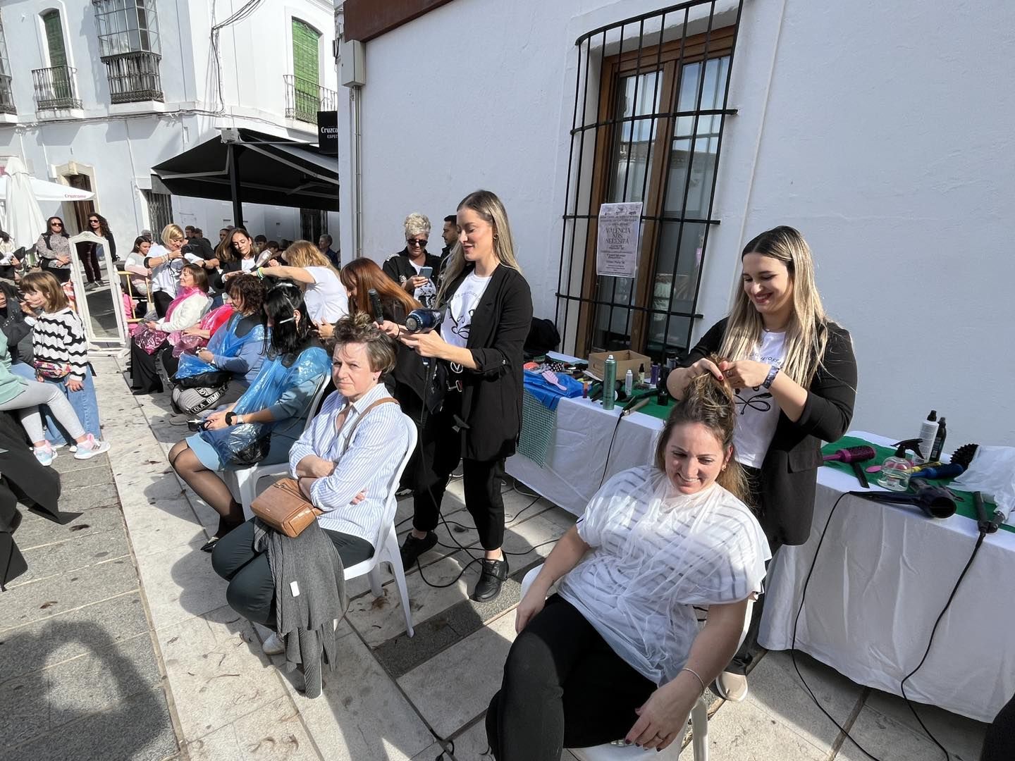 Peluqueras solidarias en Los Santos de Maimona