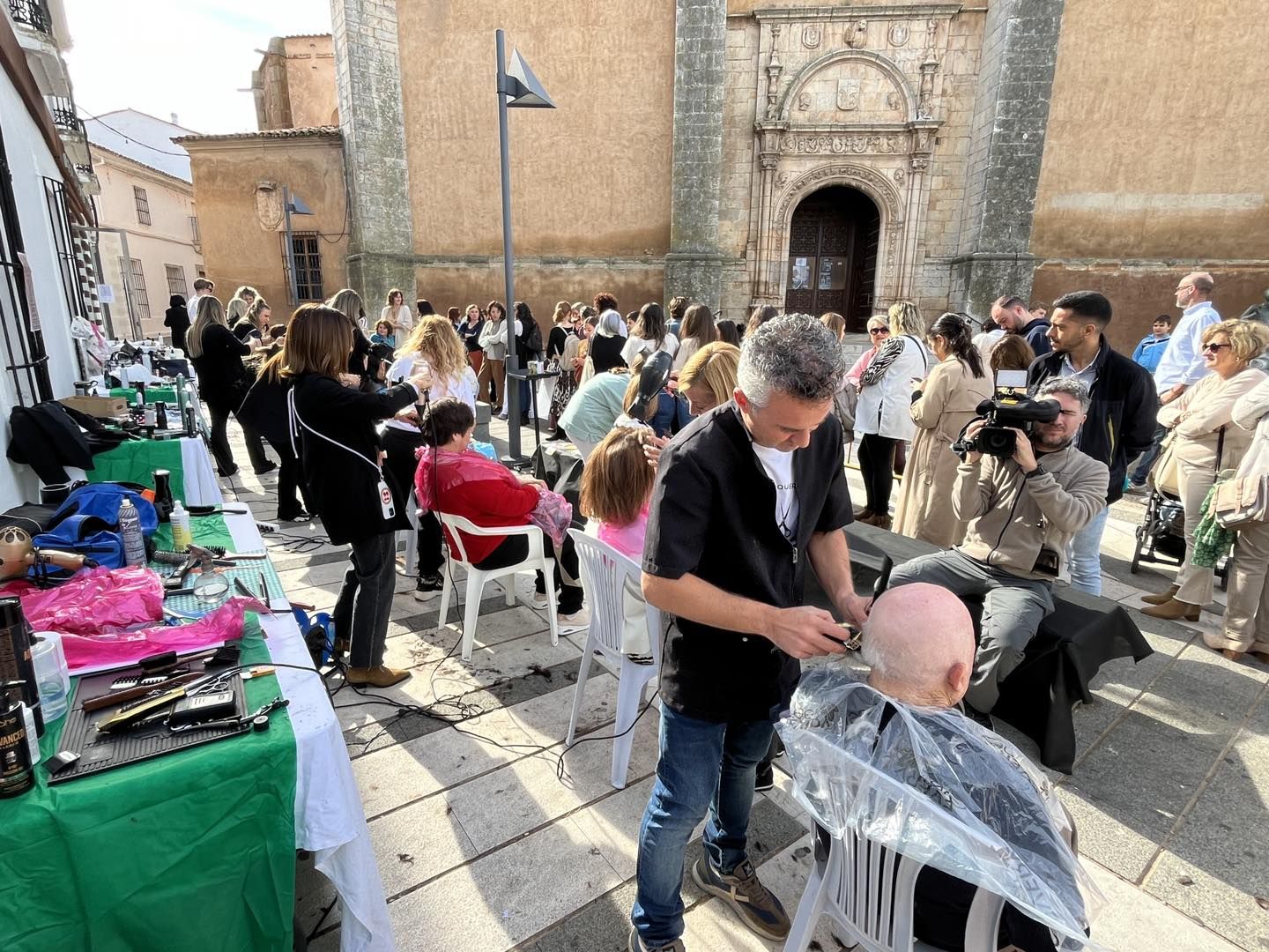 Peluqueras solidarias en Los Santos de Maimona