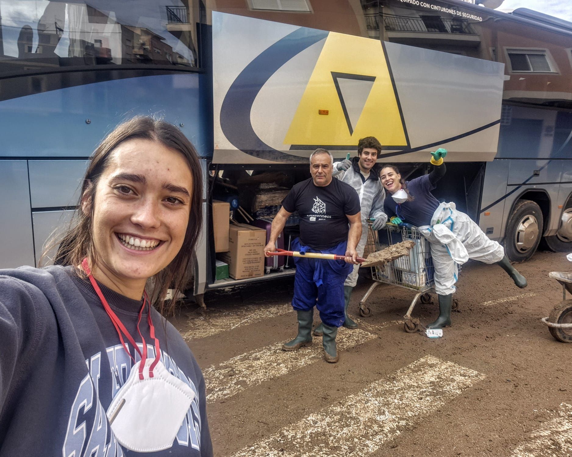 Fotos: Los héroes extremeños que han sacado más de cien coches de un aparcamiento inundado