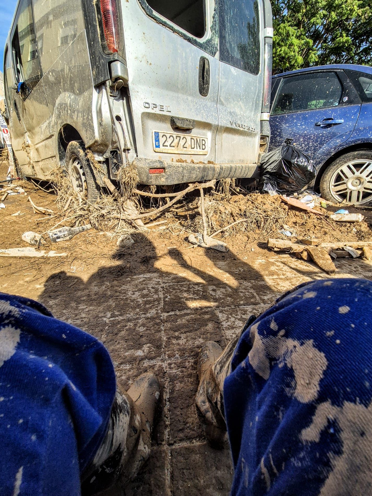 Fotos: Los héroes extremeños que han sacado más de cien coches de un aparcamiento inundado