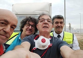 Manuel Rodríguez (tomando la foto) junto a Francisco Fernández, detrás, en su encuentro en Paiporta, donde pudieron llevar a buen recaudo una carga de ayuda procedente de Navarra.
