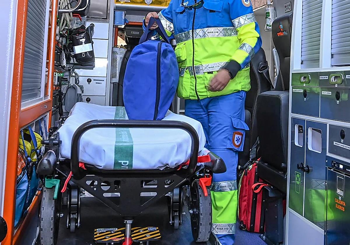 Imagen de archivo del interior de una ambulancia medicalizada del SES.