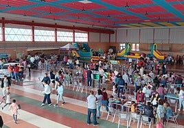 Pequeños y mayores disfrutaron juntos de múltiples actividades en 'La mañana más joven', celebrada este sábado 9 de noviembre. El auditorio municipal fue el punto de encuentro, donde estuvieron presentes casi todas las asociaciones y colectivos de la localidad con distintos talleres dirigidos a distintas edades. Una jornada de convivencia que ya se ha convertido en toda una tradición en Campanario