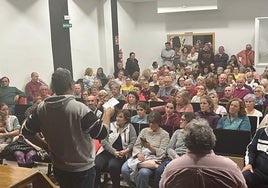 Reunión en Cabezuela de vecinos del Valle del Jerte en la que acordaron las protestas. HOY