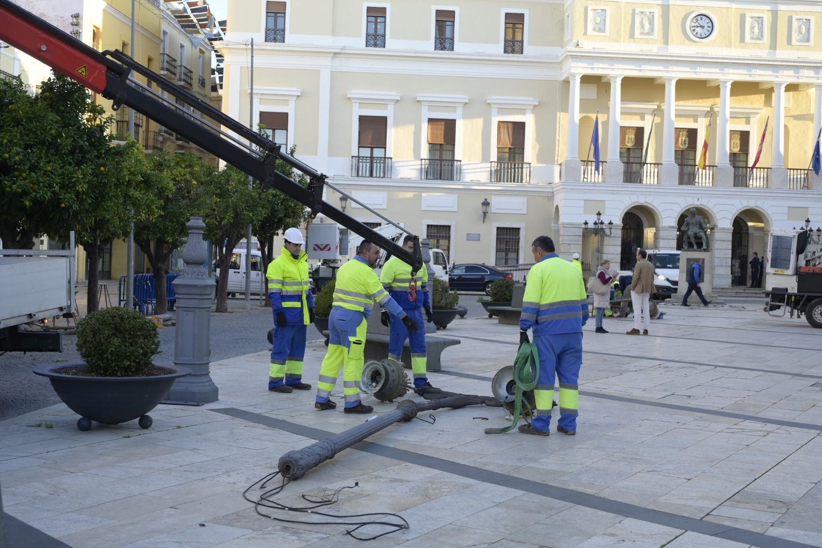 Así han quedado las farolas tumbadas por las luces navideñas en Badajoz