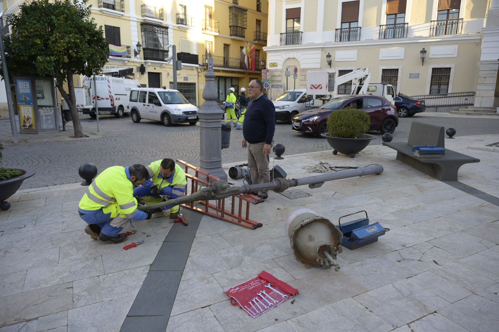 Así han quedado las farolas tumbadas por las luces navideñas en Badajoz