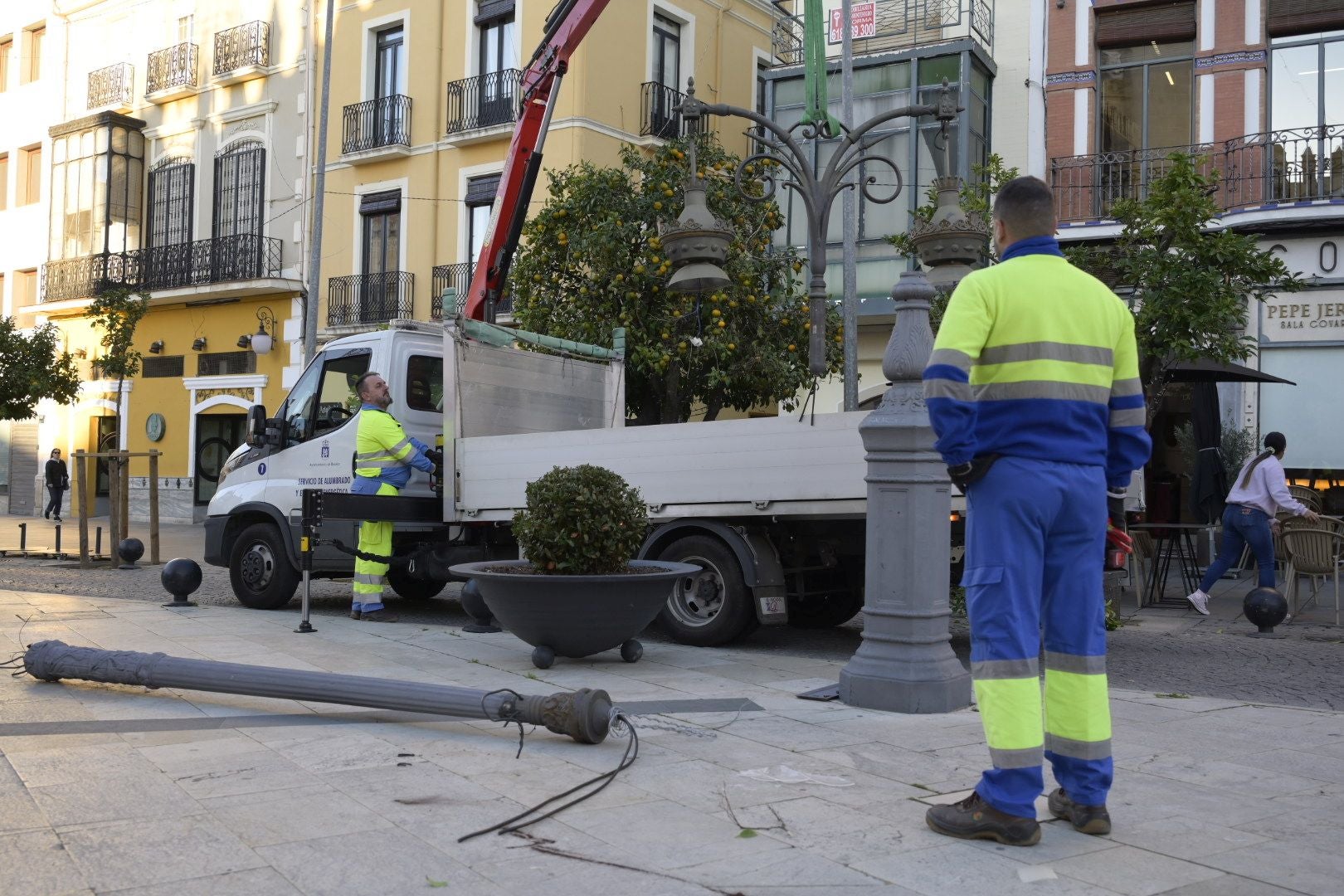 Así han quedado las farolas tumbadas por las luces navideñas en Badajoz