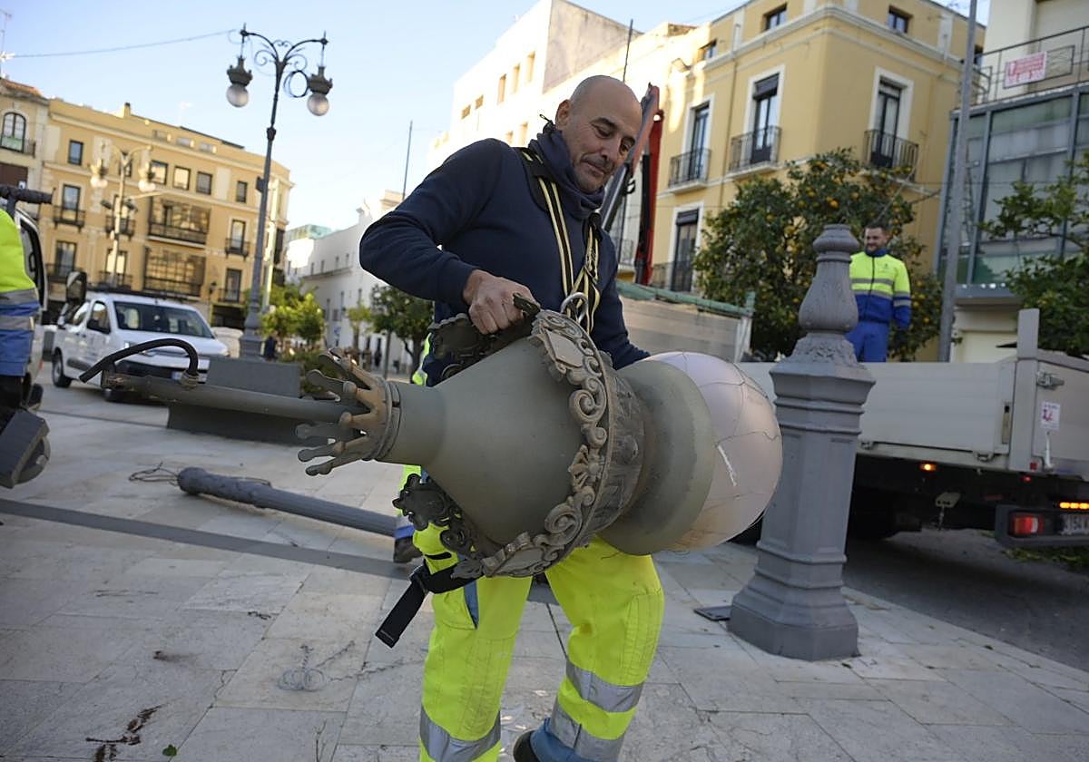 Así han quedado las farolas tumbadas por las luces navideñas en Badajoz