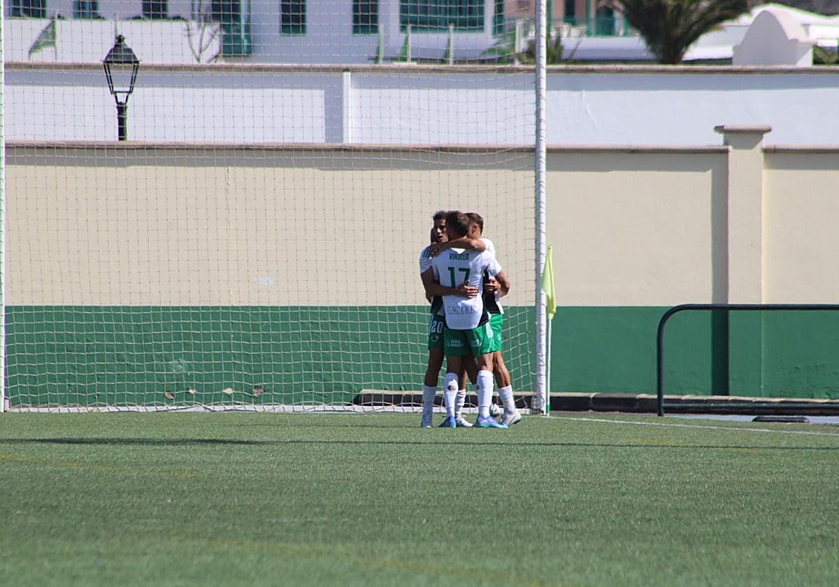 Los jugadores del Cacereño celebran uno de los goles al Yaiza.