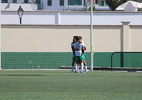 Los jugadores del Cacereño celebran uno de los goles al Yaiza.