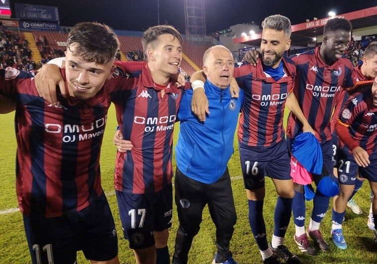 Cisqui celebra con los jugadores el título de campeón de la Copa Federación.