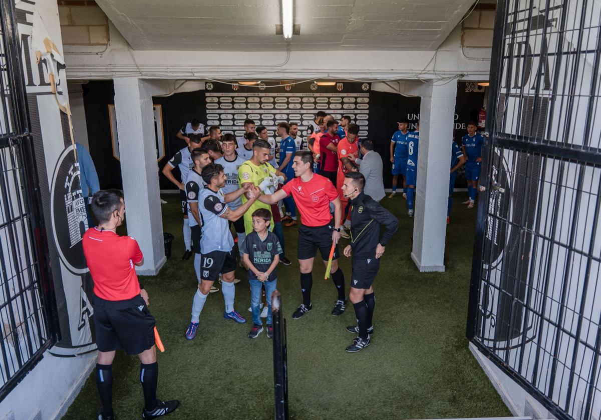 Felipe Alfonso saluda al colegiado antes de salir al partido ante el Ceuta.