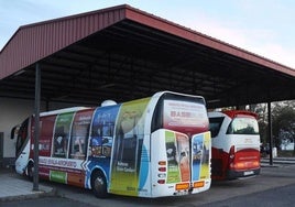 Imagen de archivo de dos autobuses en la estación de Fregenal en el año 2017.