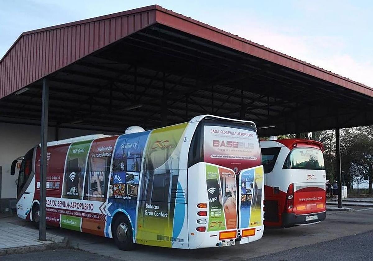 Imagen de archivo de dos autobuses en la estación de Fregenal en el año 2017.