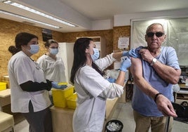 Un paciente emeritense se vacuna contra la gripe esta temporada.