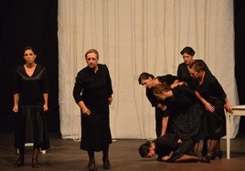 Arlequia representa 'La casa de Bernarda Alba' de Lorca