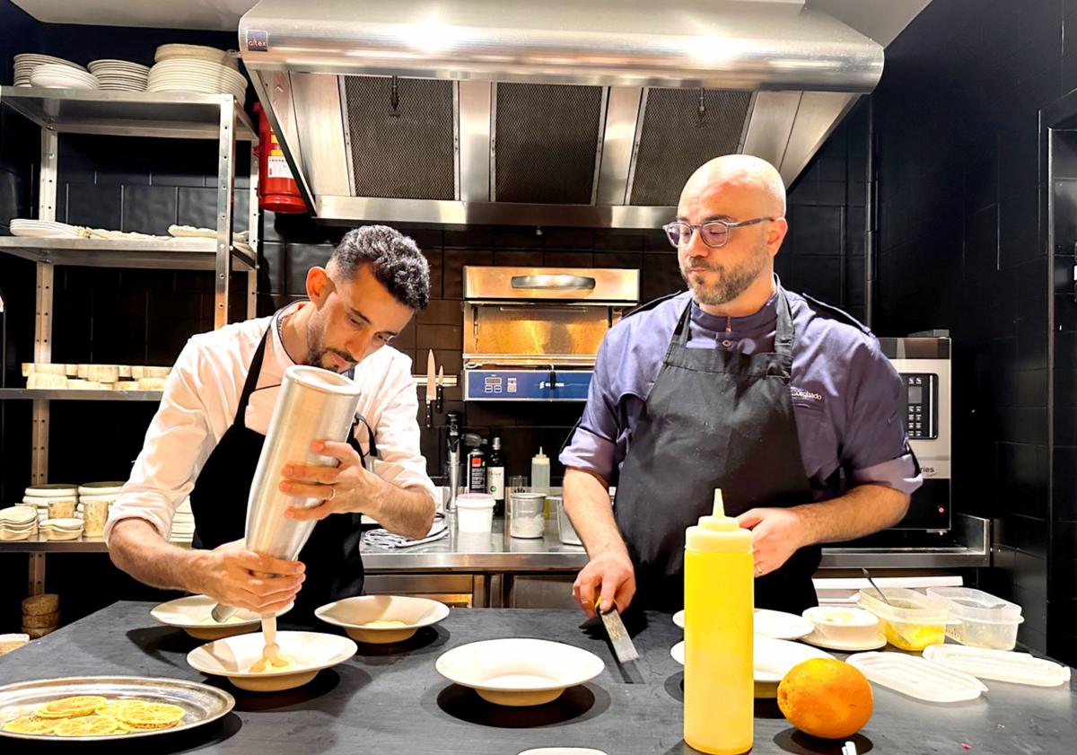 Imagen principal - Aziz Taik y Víctor Corchado en pleno servicio. Pan de Panhabla y flan de la abuela Julita.
