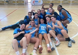 Las jugadoras del Baloncesto Badajoz celebran su victoria ante el Toledo.