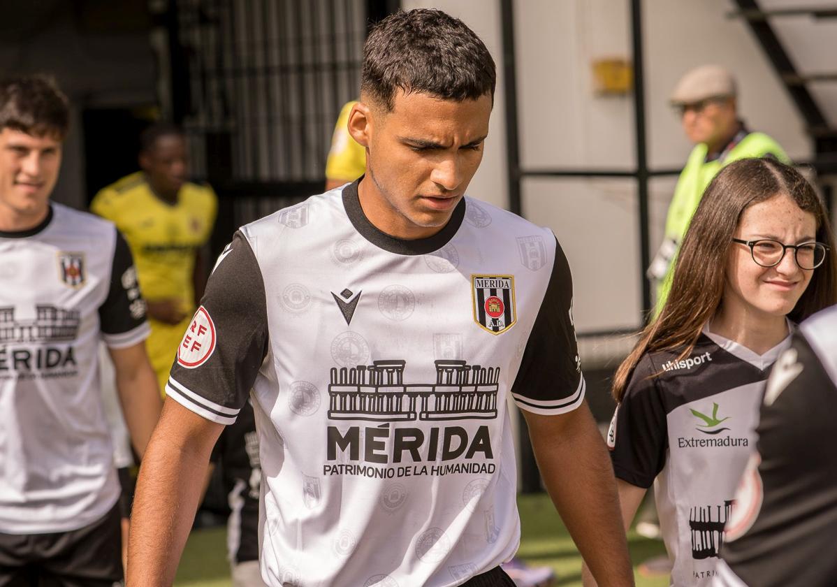 Charbel González saliendo al Romano en su único partido de titular.