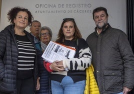 En el centro, Victoria Campos, abanderada de la lucha para reclamar mejoras en el bus de Mejostilla, junto a Joaquín Valhondo, presidente de la Federación Distrito Norte, y otros vecinos del barrio.