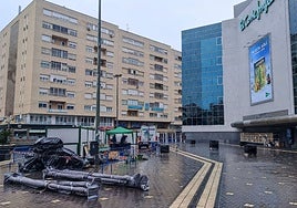 Los operarios montan un mercado navideño en la plaza de Conquistadores.