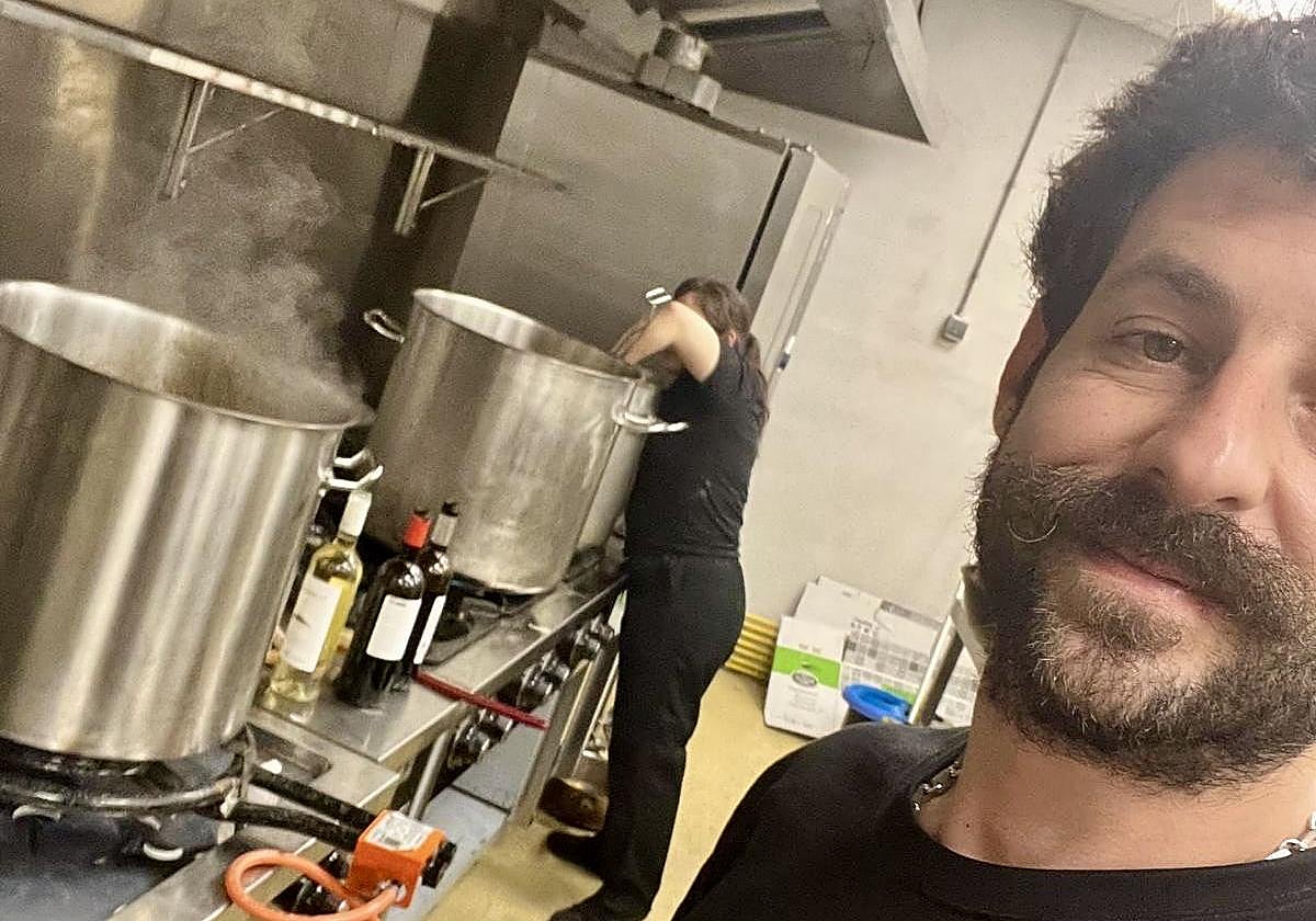 El chef extremeño que ha estado en Casas Ibáñez cocinando tras la DANA