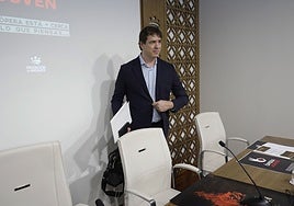 El músico David Azagra, hermano del presidente del Gobierno, en la presentación del programa Ópera Joven hace unos días en la Diputación de Badajoz.
