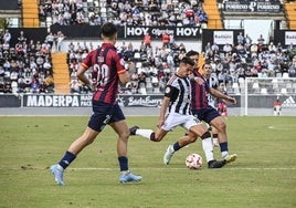 Jorge Barba conduce el balón en el duelo ante el Extremadura disputado en el Nuevo Vivero.