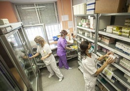 Dos enfermeras y una auxiliar en la farmacia del Hospital San Pedro de Alcántara de Cáceres.