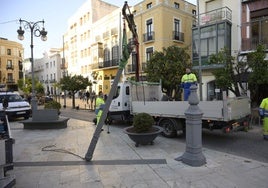 Las farolas de la plaza de España, esta semana después de que se cayeran.