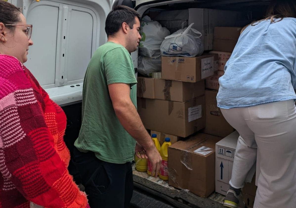 Imagen principal - Fregenal se vuelca con los afectados en Valencia