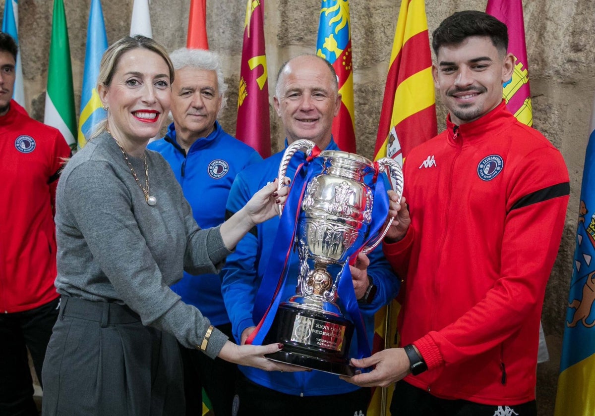 El Extremadura ofreció la Copa Federación a la presidenta María Guardiola.