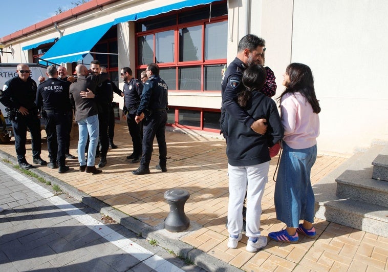 Abrazos a la llegada de los agentes a Cáceres este sábado en la jefatura de la Policía Local