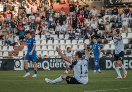 Jack Beer reclamando penalti en el último partido ante el Ceuta.