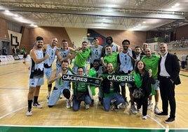 Euforia verdinegra tras el triunfo en la cancha del Zornotza.