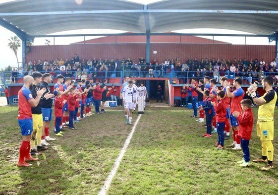 El Pueblonuevo hizo el pasillo de honor al Extremadura como campeón de la Copa Federación.